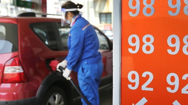 国内新一轮油价调整周期过半，本周国际油价跌幅超过10%
