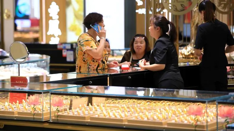 权志龙张元英出演APEC峰会宣传片，李在明担任“地勤指挥”引关注