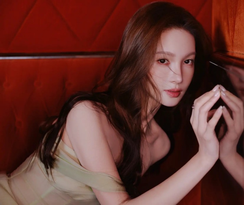 46岁殷桃太丰满，穿白色深V裙都兜不住好身材，难怪直男都喜欢她