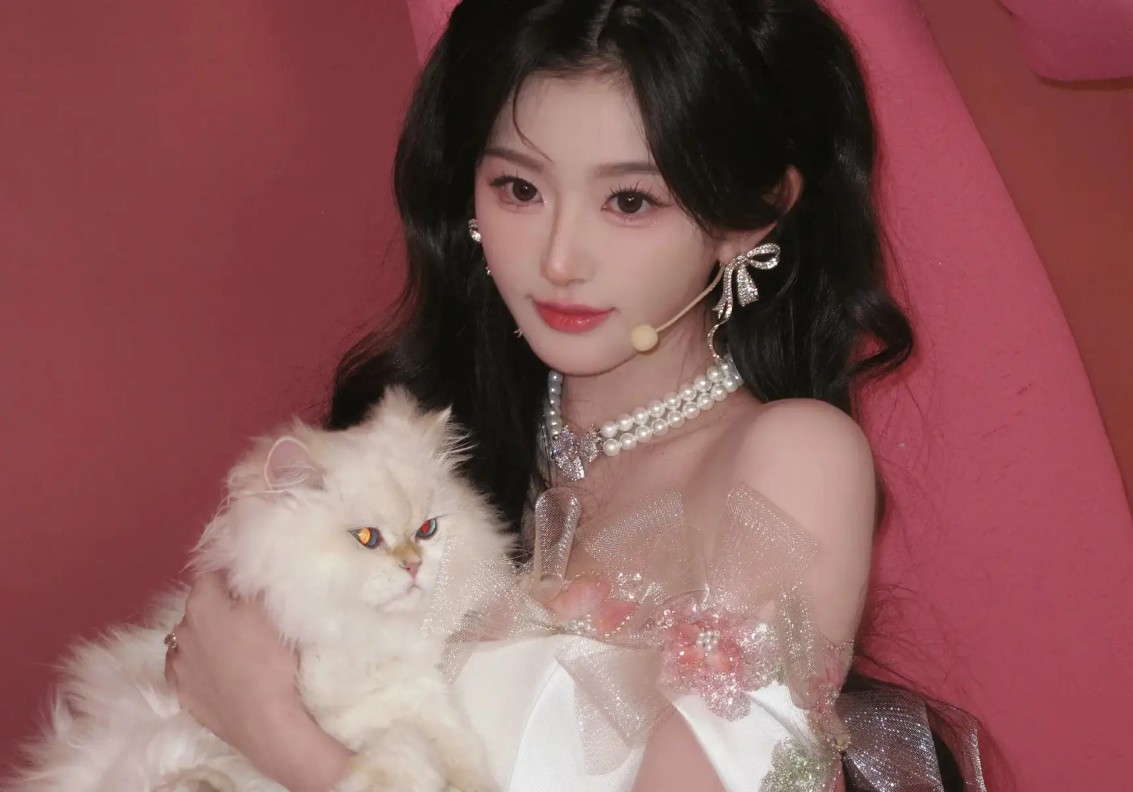 谁能想到！57岁江珊白发不遮、富态从容，凭真实状态意外翻红