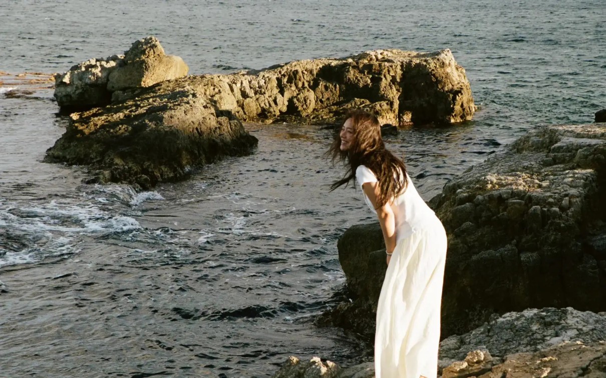 事实证明，清空社媒久居国外的杨笠，已走上另一条康庄大道