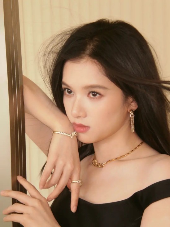 易烊千玺曾因身体原因终止原定进组拍戏安排！强行让自己休息一段时间