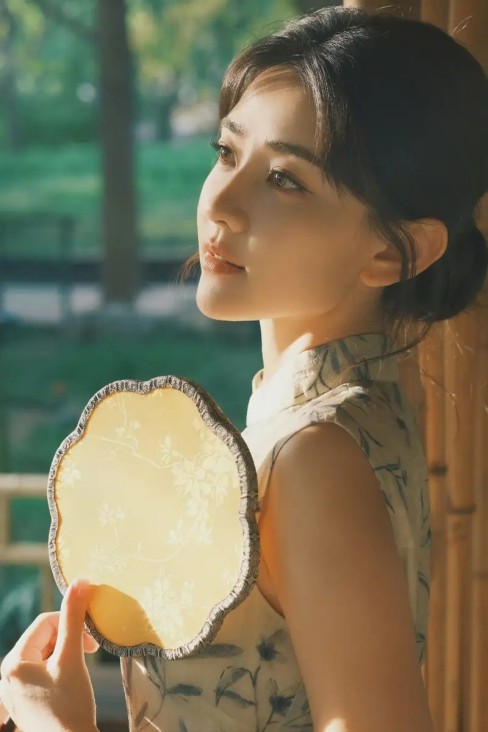 李嘉格与帅哥甜蜜对视照曝光！本人承认新恋情：新生活，刚好合拍